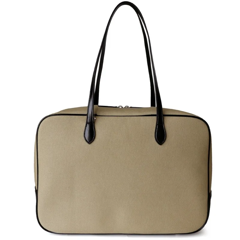 Подходящая по цвету сумка на плечо под мышками большая вместительная