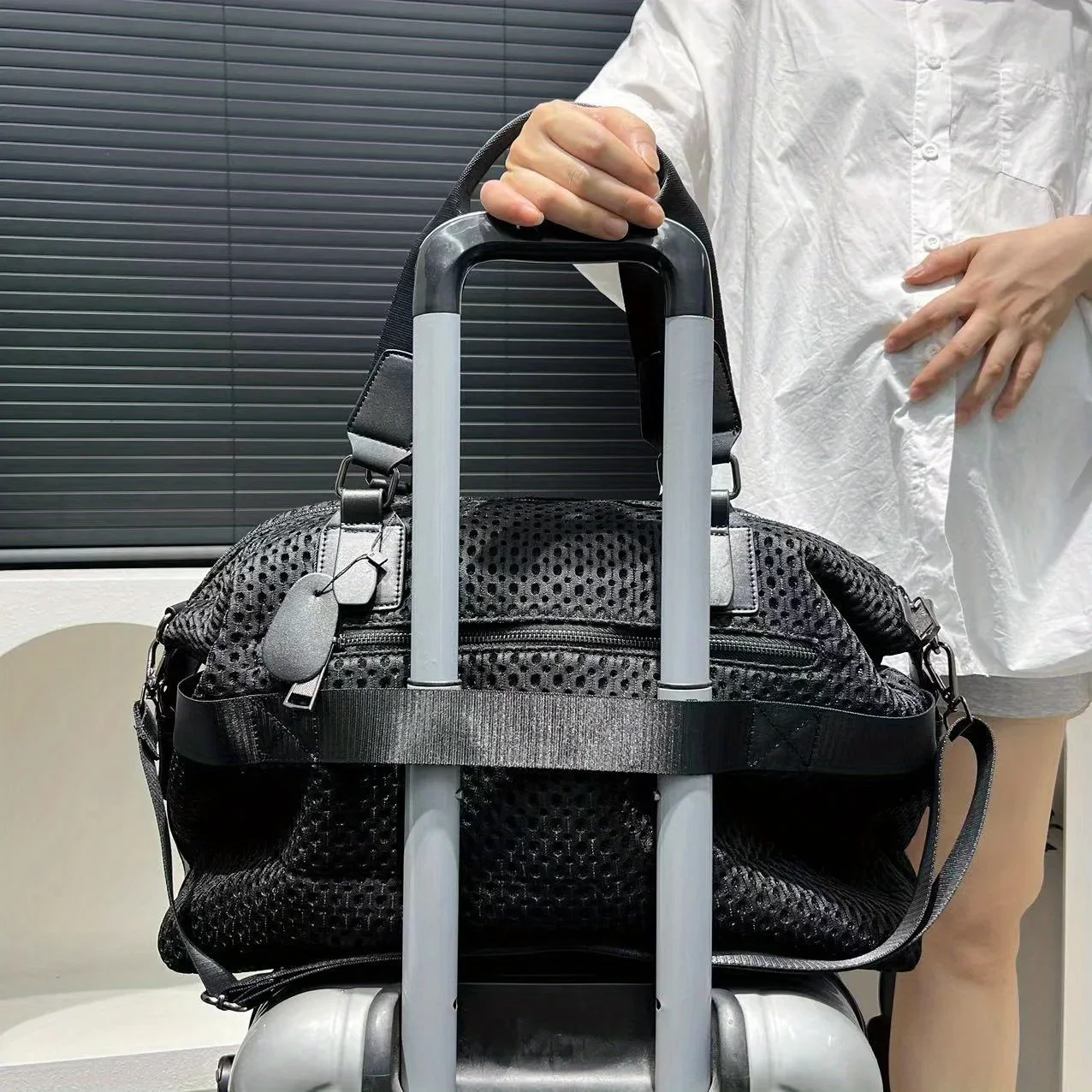 Женская дорожная сумка простая большая для отдыха и водонепроницаемая через