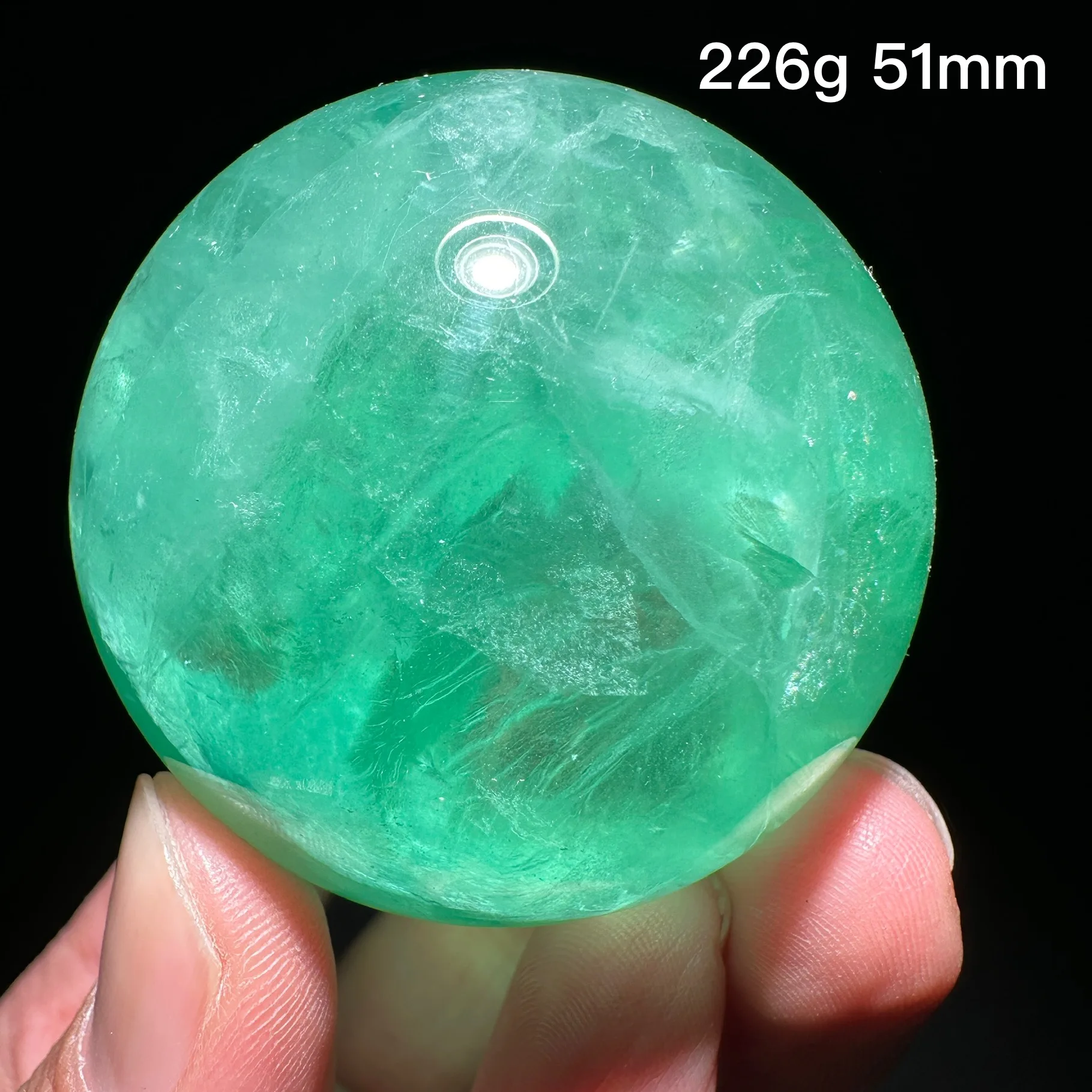 Зеленый флюоритовый шар из кристалла