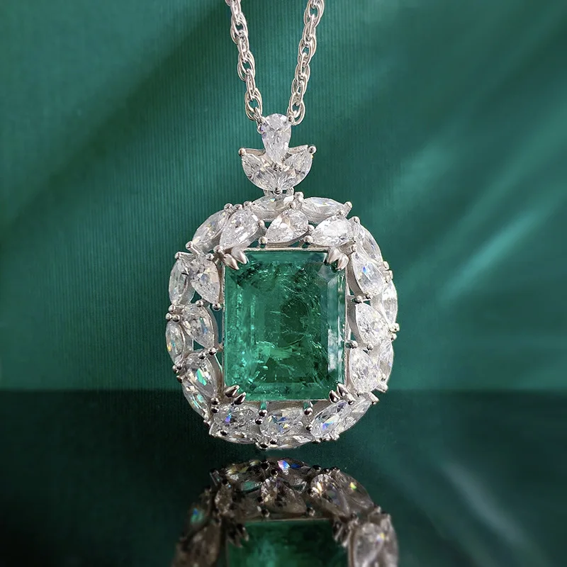 

The New S925 Silver Imitation Emerald 12 * 15mm Pendant: The Joy of A Rich Woman