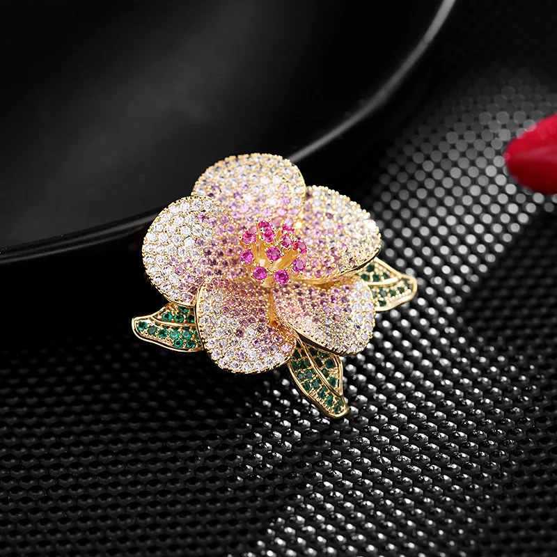 

Luxury Shiny Gold Pink Camellia Brooch for Women Green Leaves Flower Brooches Corsage Gold Lapel Pin Jewelry Chic Wedding Gifts