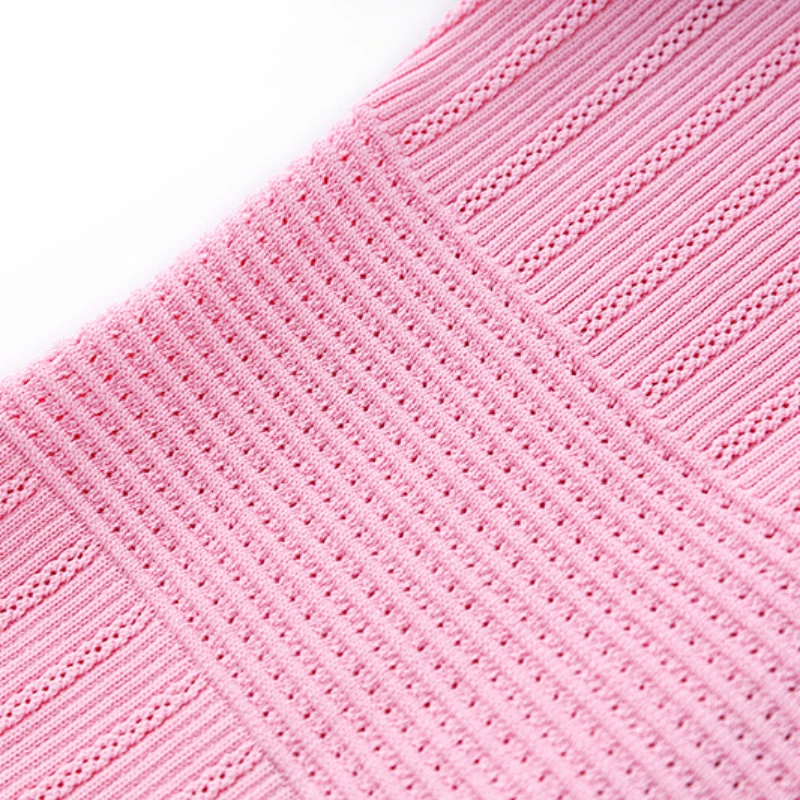 Женское трикотажное мини-платье на пуговицах с V-образным вырезом и коротким