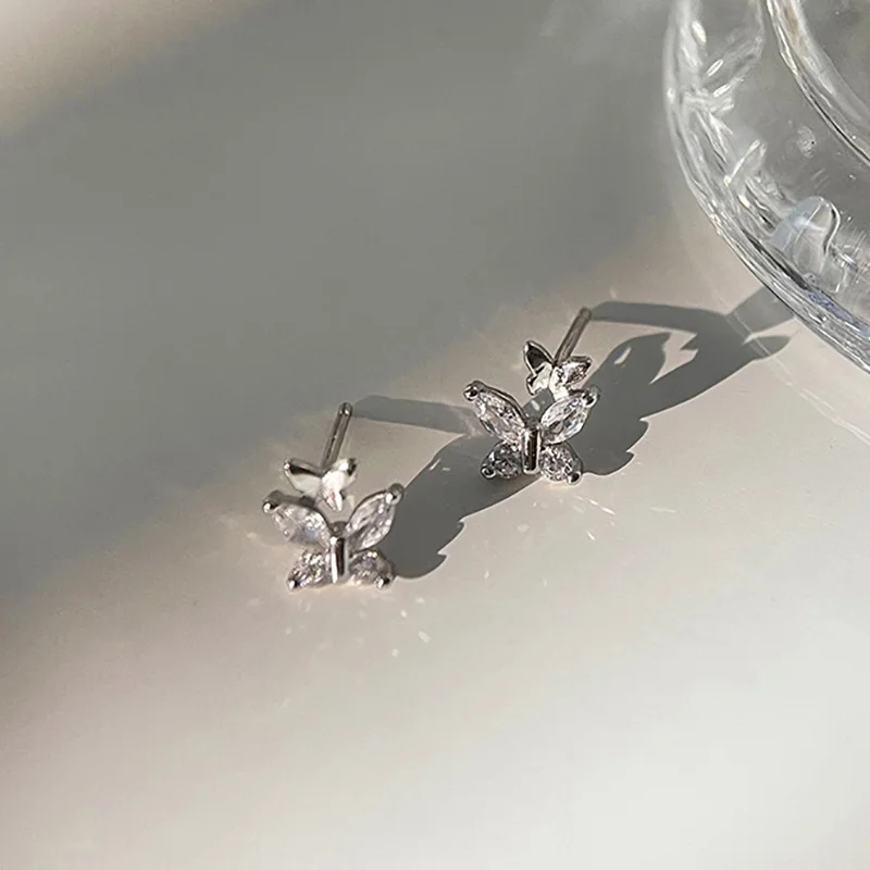 Серебряные серьги-гвоздики с кристаллами