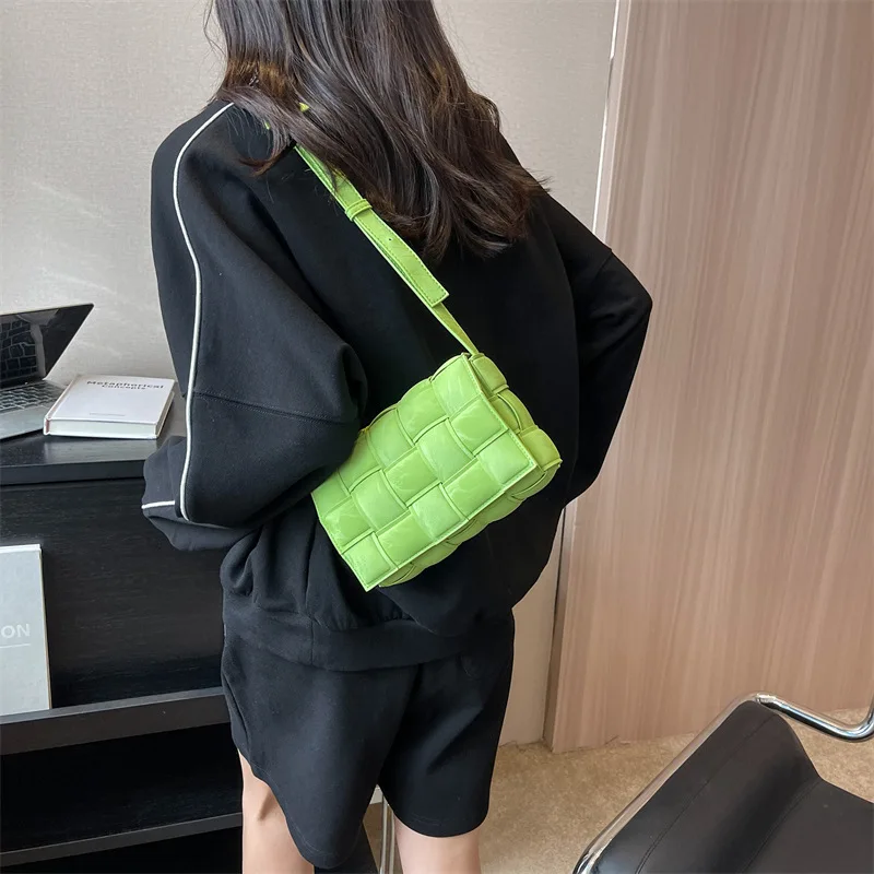 Women Crossbody Bags 2023 New Versatile INS Retro Weave Knitting Green Rose Red Shoulder Purses Handbags