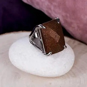 

С пластиковым камнем