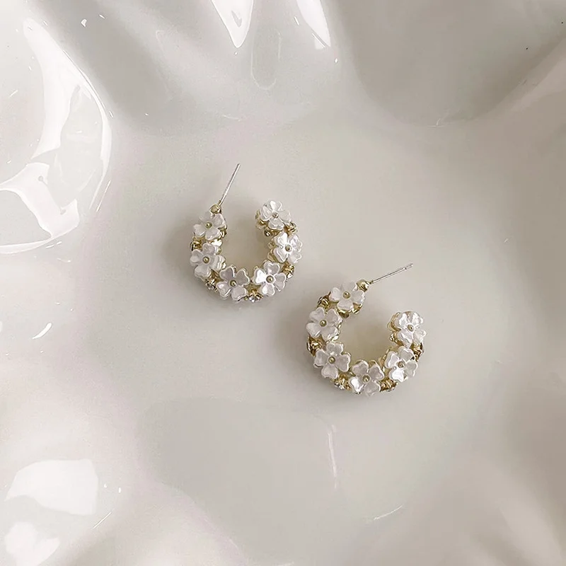 

Minar 2020 Trend Chic White Shell Flowers Earring for Women C Shaped Circle Floral Hoop Earrings Statement French Jewelry Gifts