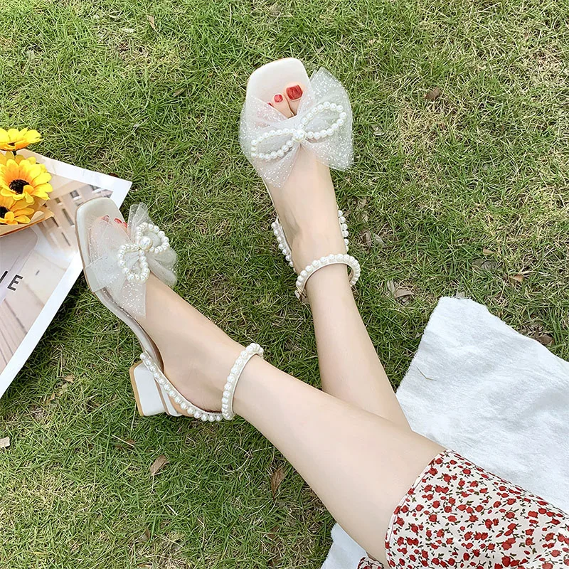

Женские босоножки на квадратном каблуке, белые сетчатые прозрачные сандалии с бантом и жемчугом, на квадратном каблуке, лето 2022