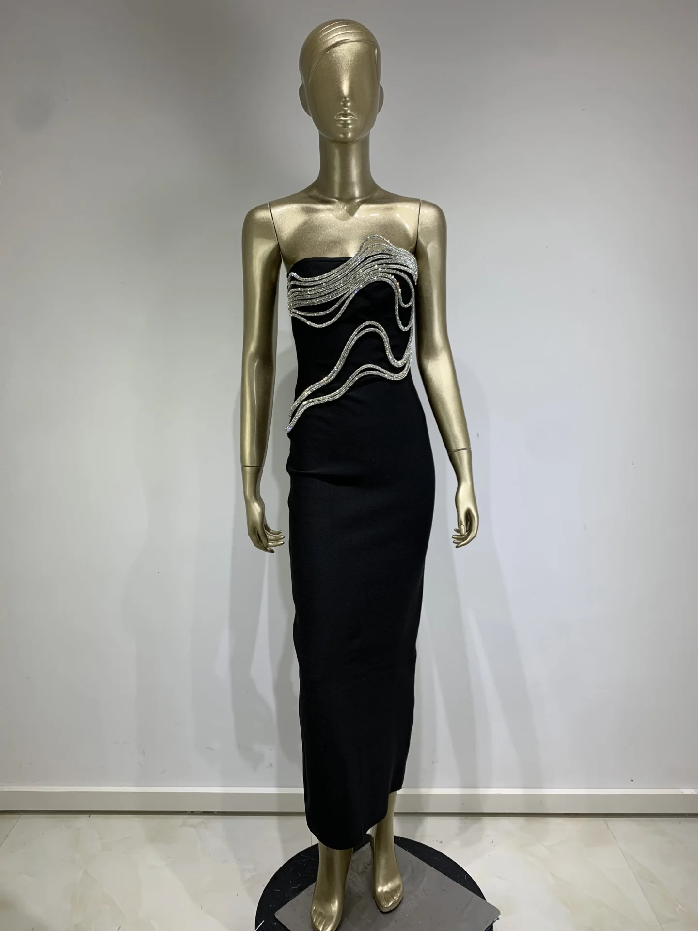 Женское летнее платье-миди без бретелек черное облегающее платье со стразами и