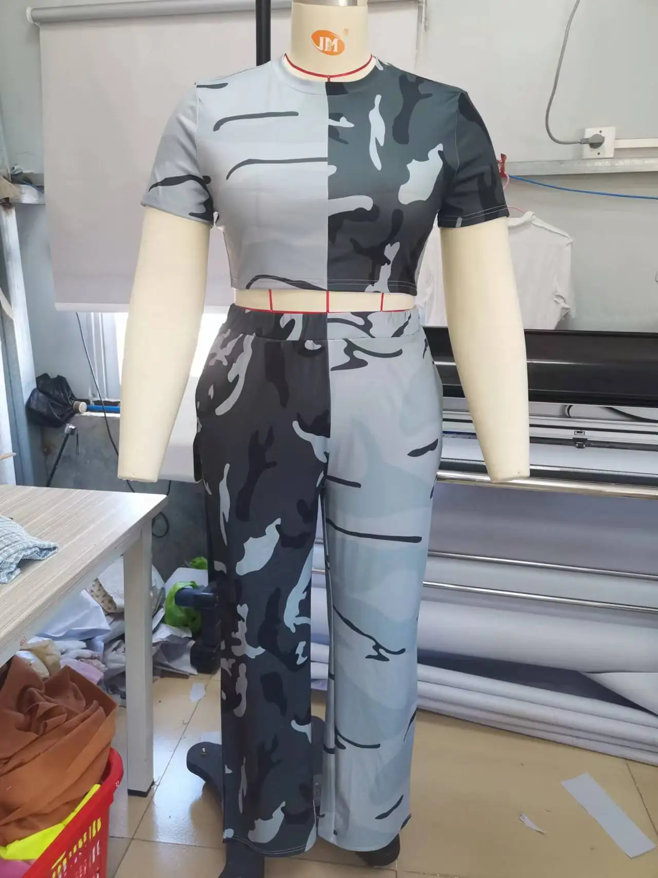 Женский комплект из двух предметов укороченные брюки с камуфляжным принтом