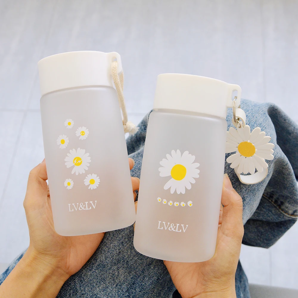 

480ml Plastic Water Bottle Girls Floral Frosted Cup with Lifting Rope Small Daisy Drinking Juice Tea Cup Sdudent Watering Bottle