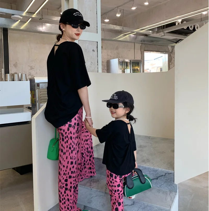 Комплект из футболки и брюк с леопардовым принтом V-образным вырезом |