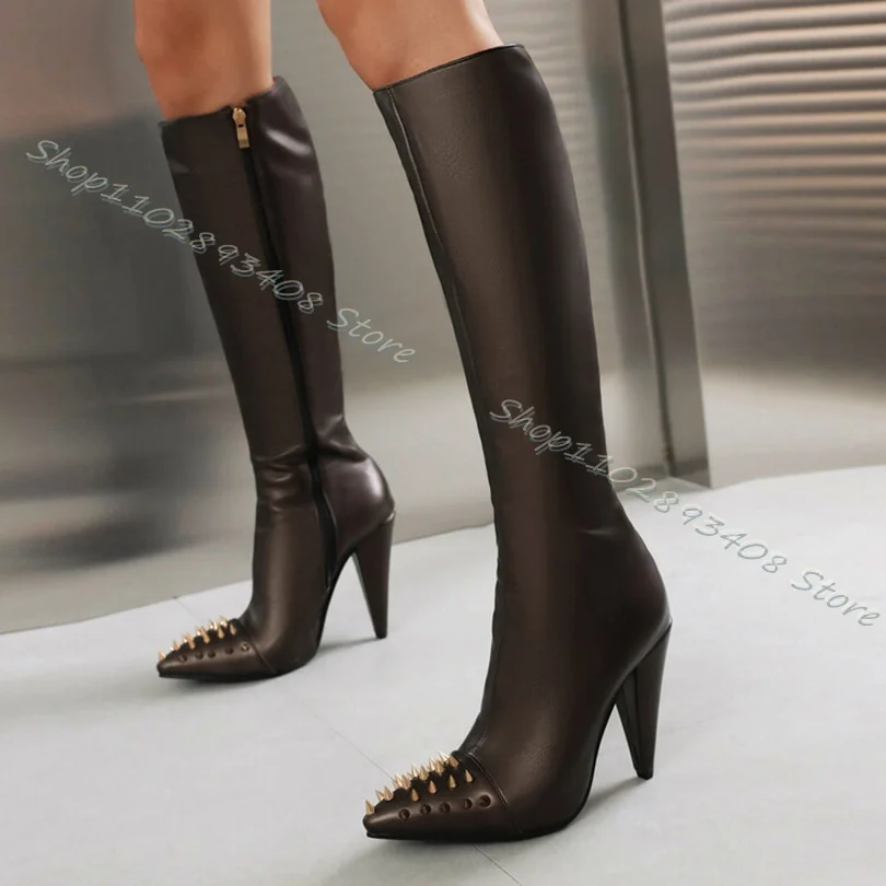 Женские ботинки на высоком каблуке с острым носком и заклепками