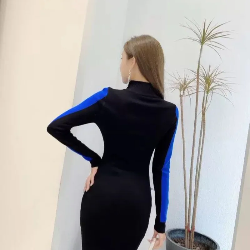 Элегантное трикотажное женское платье контрастных цветов на молнии средней