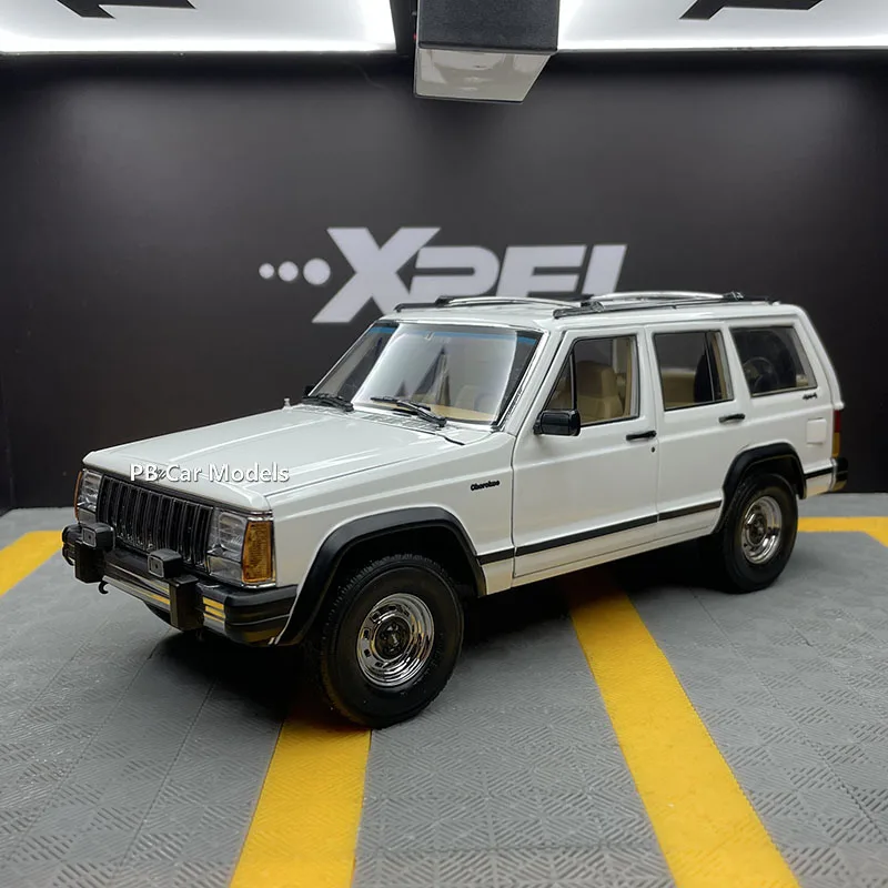 

Оригинальная модель автомобиля 1:18 Little Cherokee 2500 Cherokee, тяжелые фотообои, шесть наборов подарков