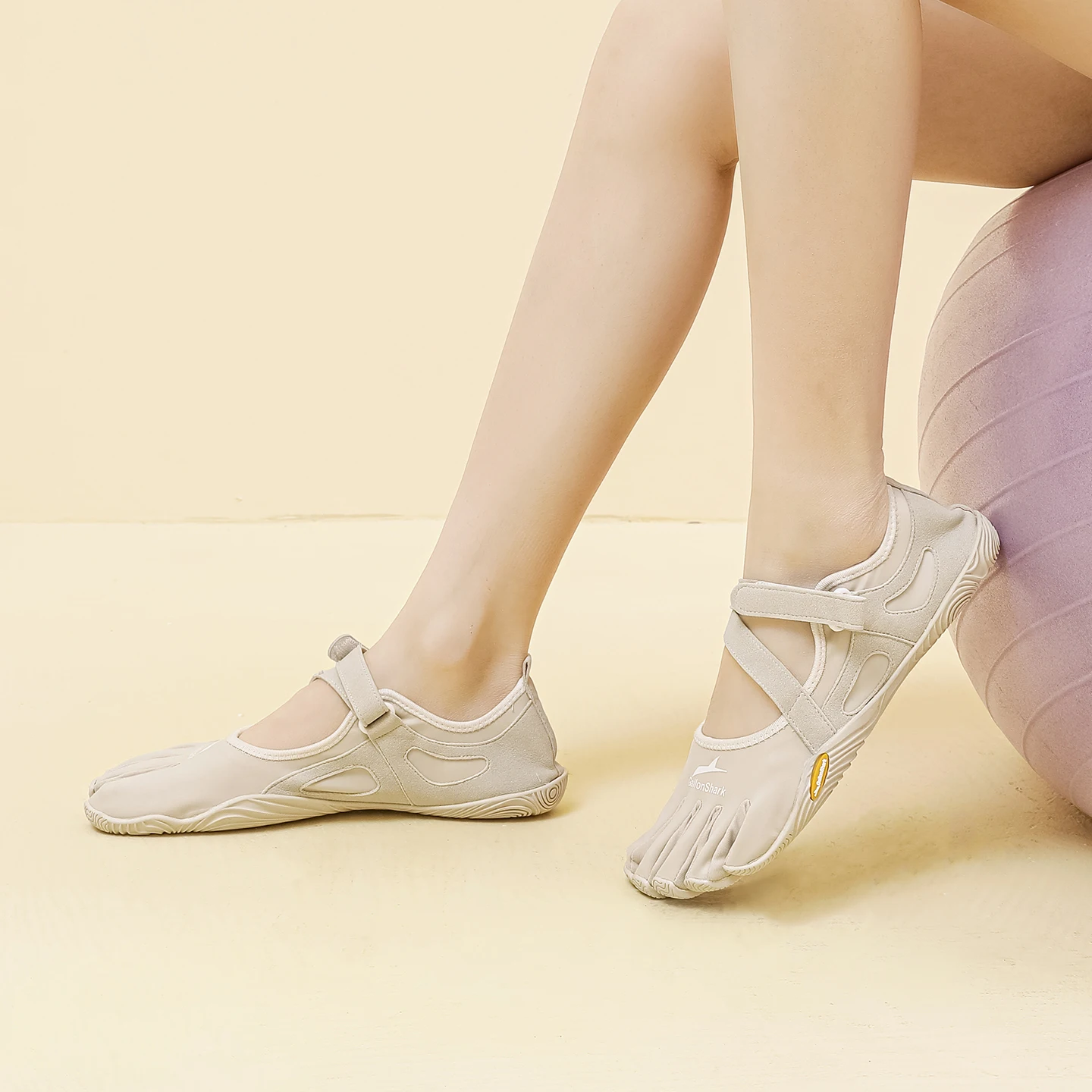 Фото Обувь для йоги и тренировок в помещении GallonShark Five Finger Barefoot Footwear, с ремешками, нескользящая. №3
