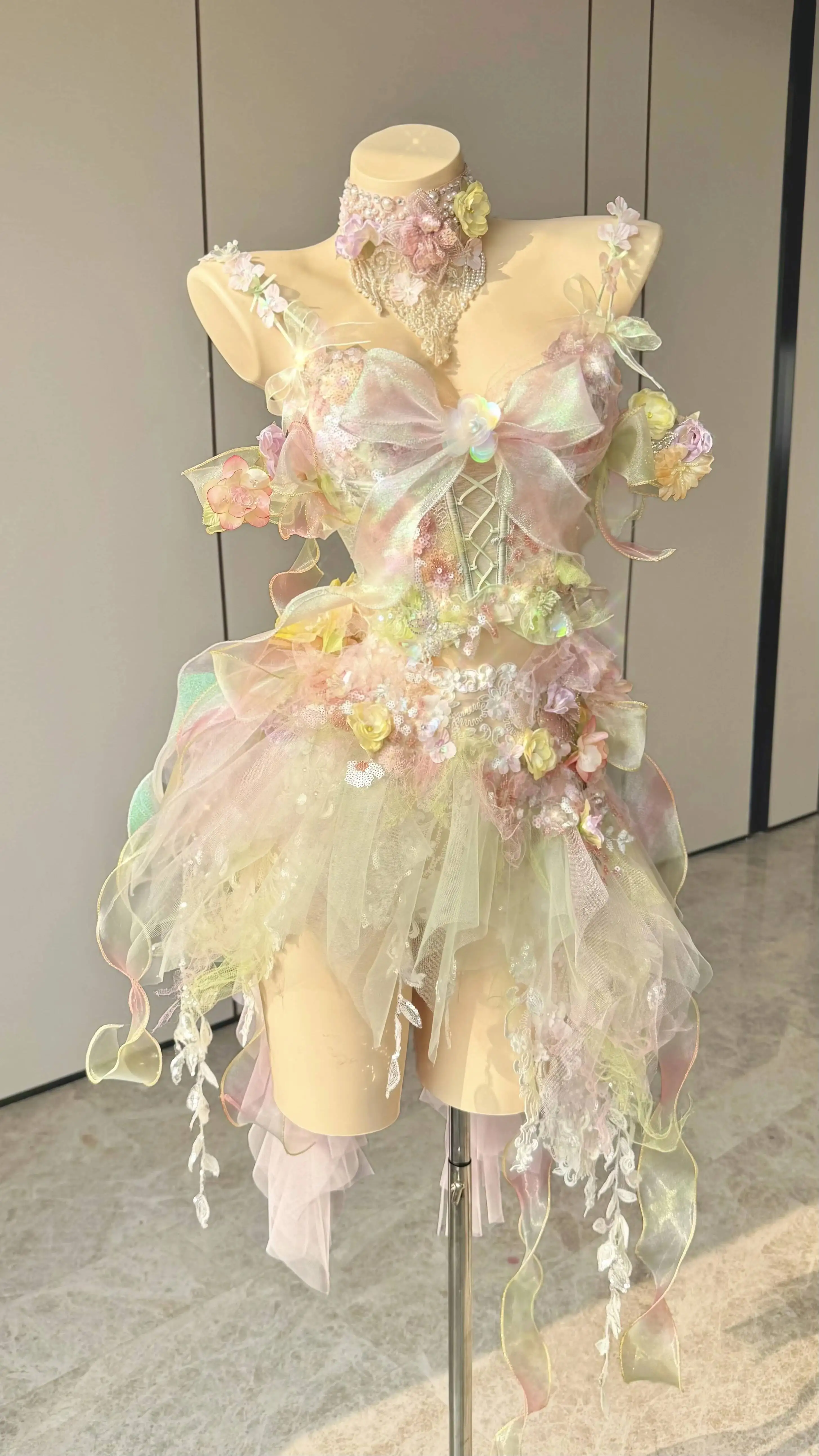 Фото Платье ZIWU Design Neon Forest Mermaid для торжественных мероприятий - короткое, с объемными цветами и бахромой, для фотосессий и выступлений №1