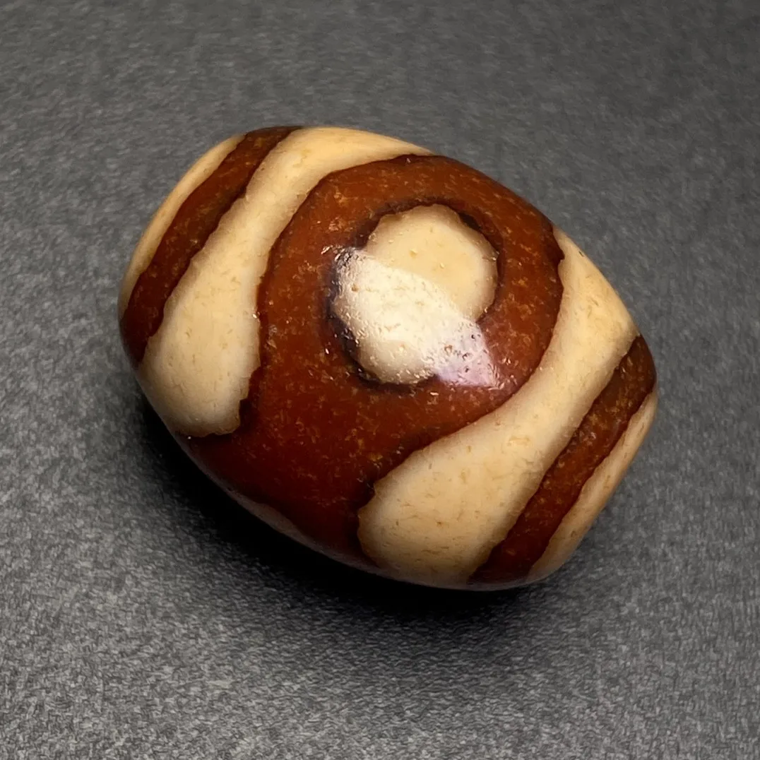 Красное мясо и белый материал мандала город бусины дзи с тремя глазами агат