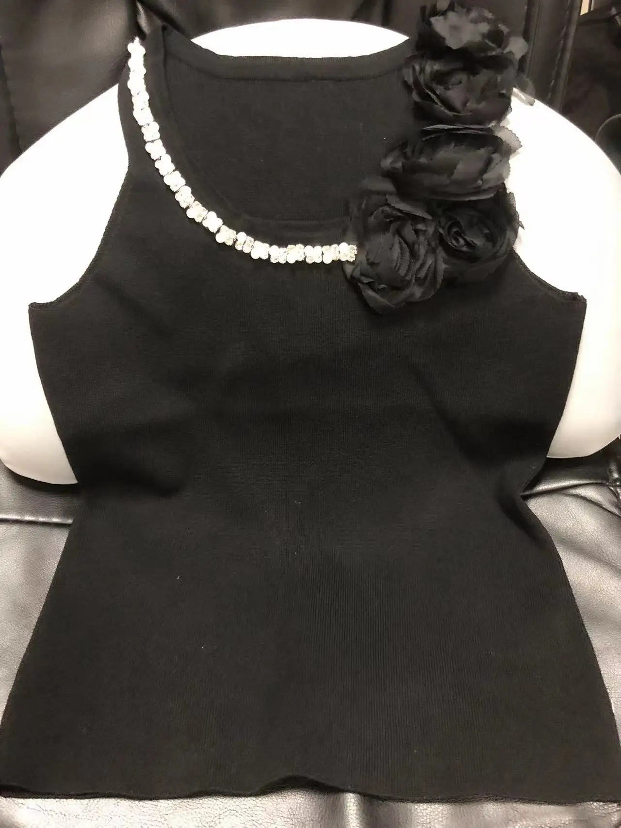 Женский трикотажный жилет с блестками и цветочным принтом