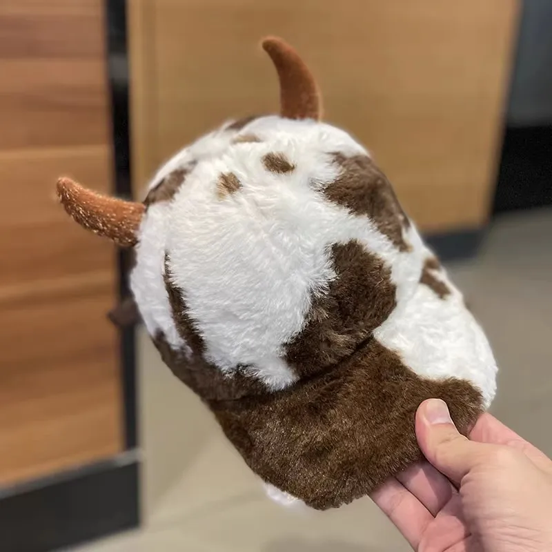 

Плюшевая шапка с рогами