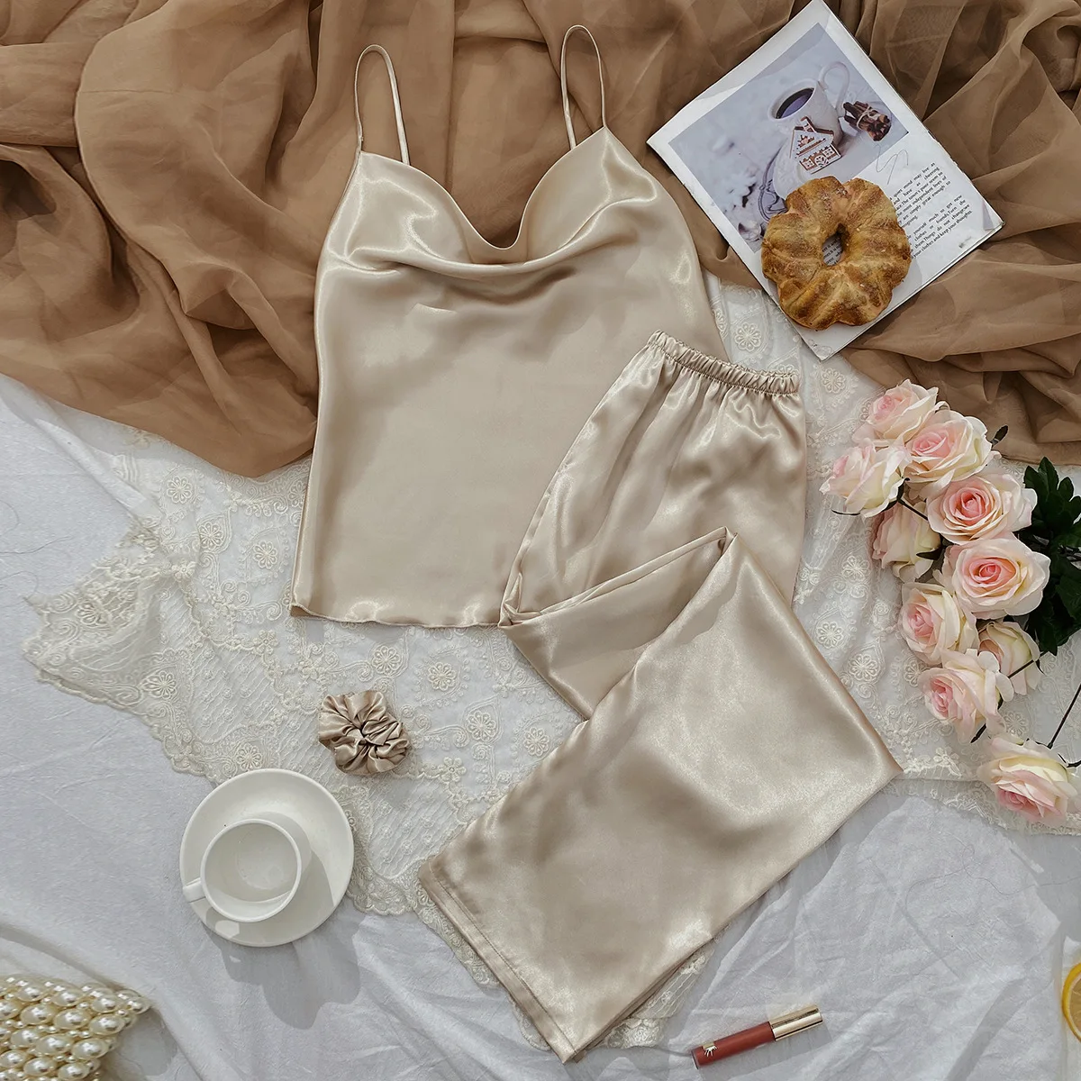 

Женский комплект с шортами, новинка, одежда для сна, пижама, атласная Модная 3-х Шелковая пижама, Женский Топ, пикантная Пижама с цветочным пр...