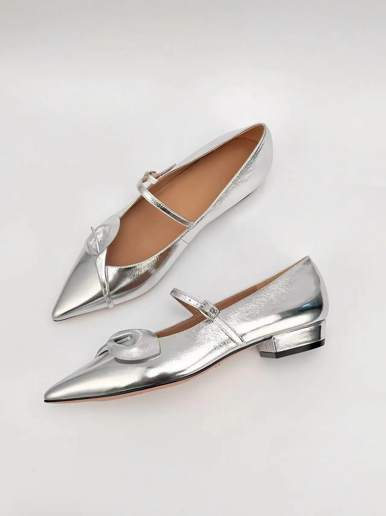 Туфли из натуральной кожи с острым носком на низком каблуке