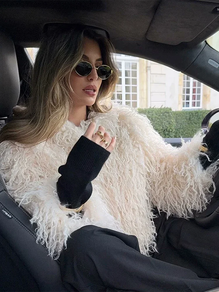 Белое пальто из искусственного меха женское однобортное свободное утепленное с