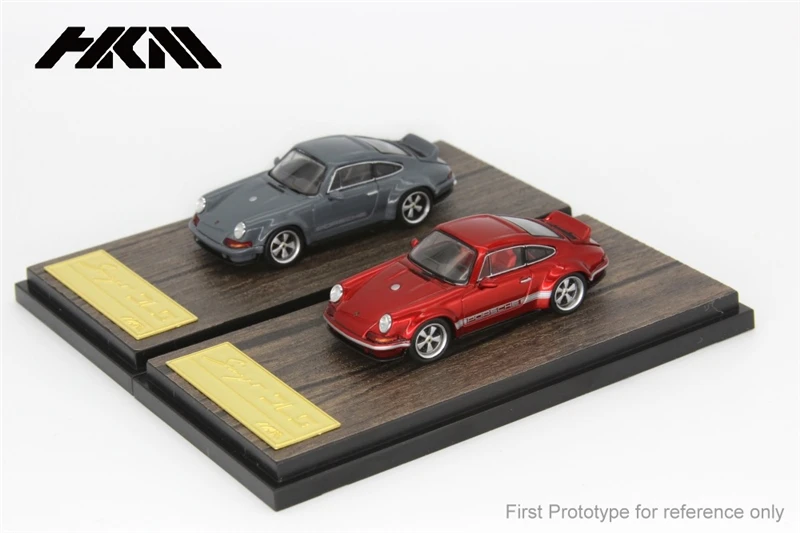 

** Предзаказ ** HKM 1:64 964, модель автомобиля Singer DLS металлик, красный/серый
