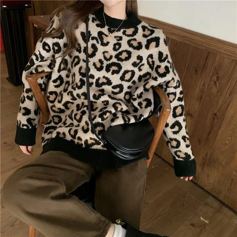 

Leopard pattern sweater for women in autumn and winter, retro lazy style, loose and thick bottomed knit shirt, Hong Kong style