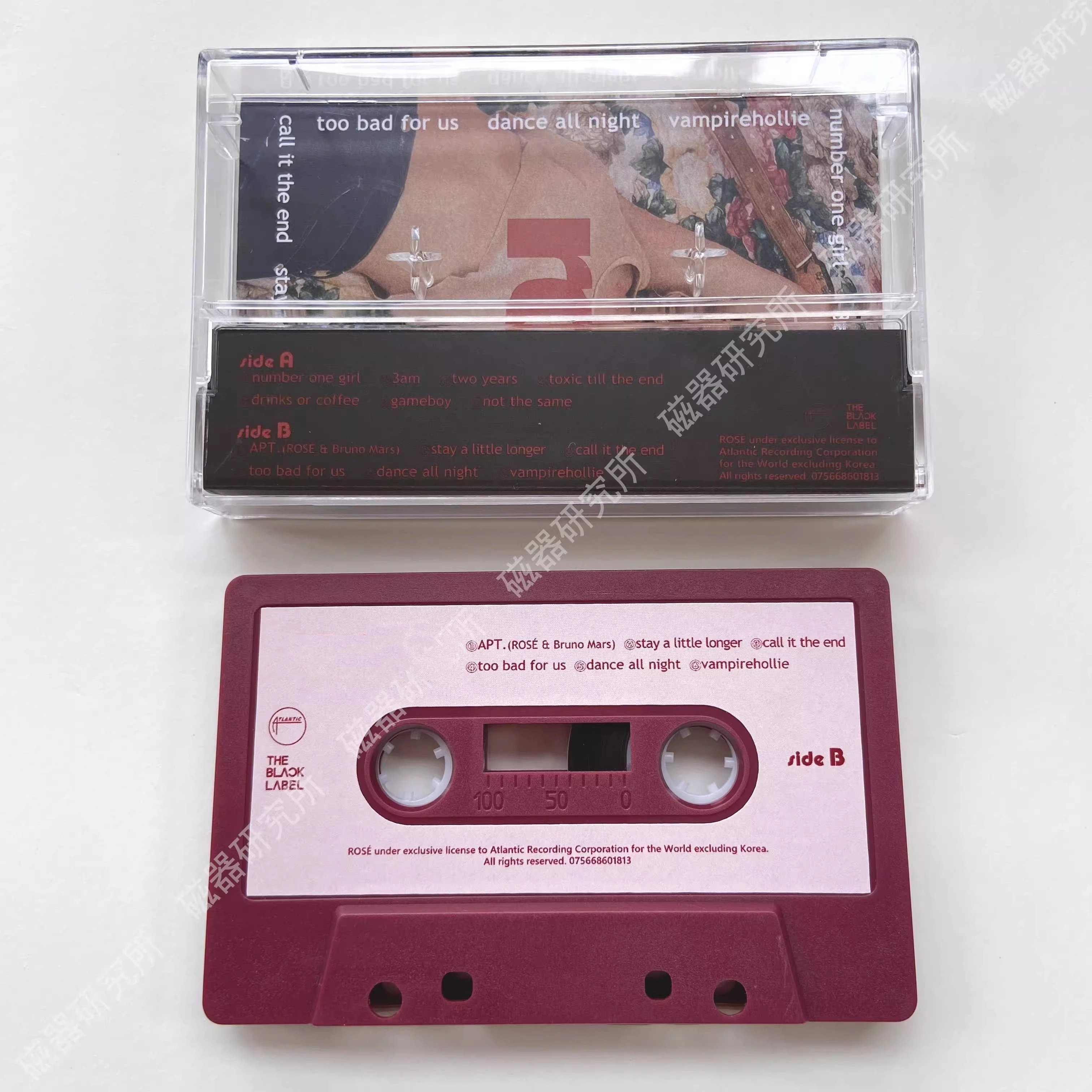 Фото K-pop Girl Idol Groups APT Музыкальная лента Рози Альбом Vampirehollie Кассета Косплей Walkman Рекордер Автомобиль Soundtracks Коллекция коробок №3