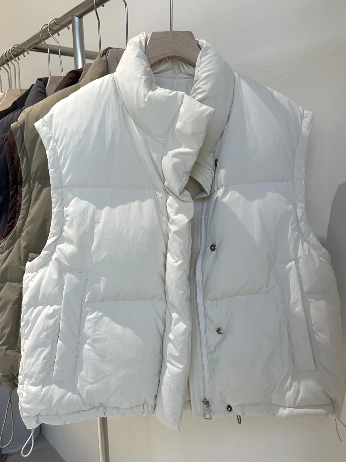 Пуховик жилет с воротником-стойкой утепленный зимний Универсальный пуховик в