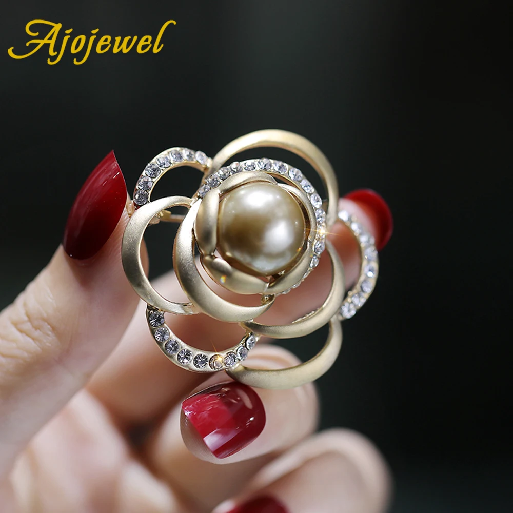 

Ajojewel Golden Flower Brooch Shell Pearl Camellia Corsage Pin Elegant Wedding Jewelry Cloth Accessories Promotional Gift Items