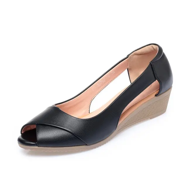 black closed toe non slip shoes
