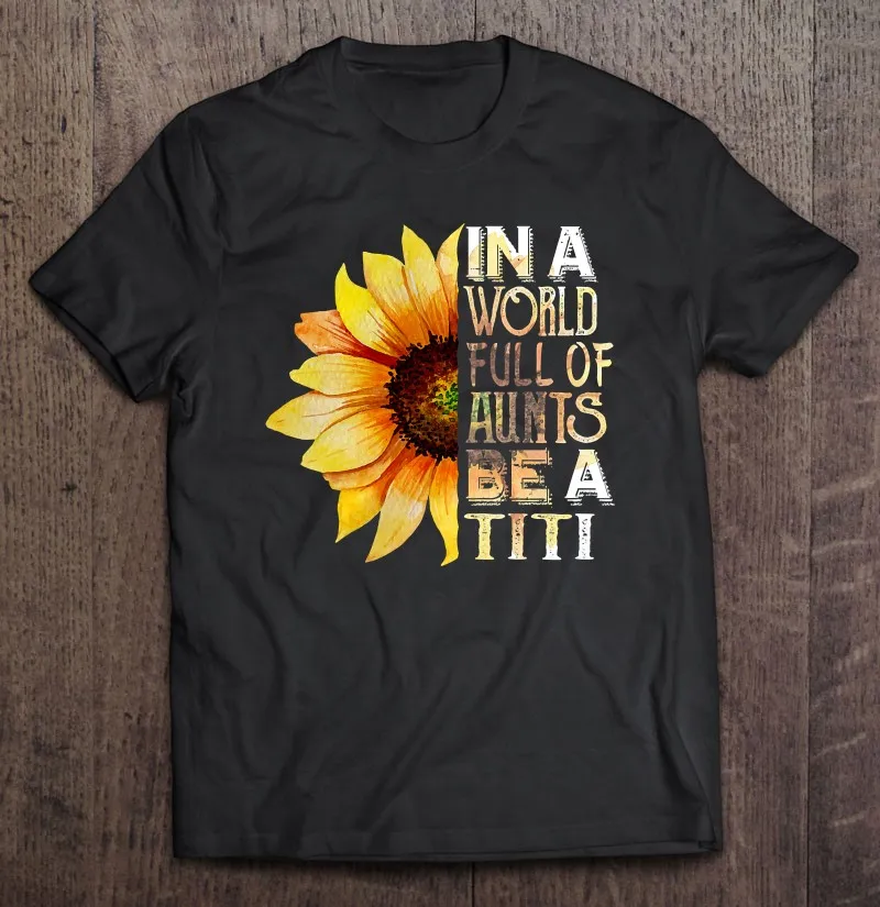 

Мужская футболка Wo с надписью «s In A World Of Aunts Be A Titi Sunflower»