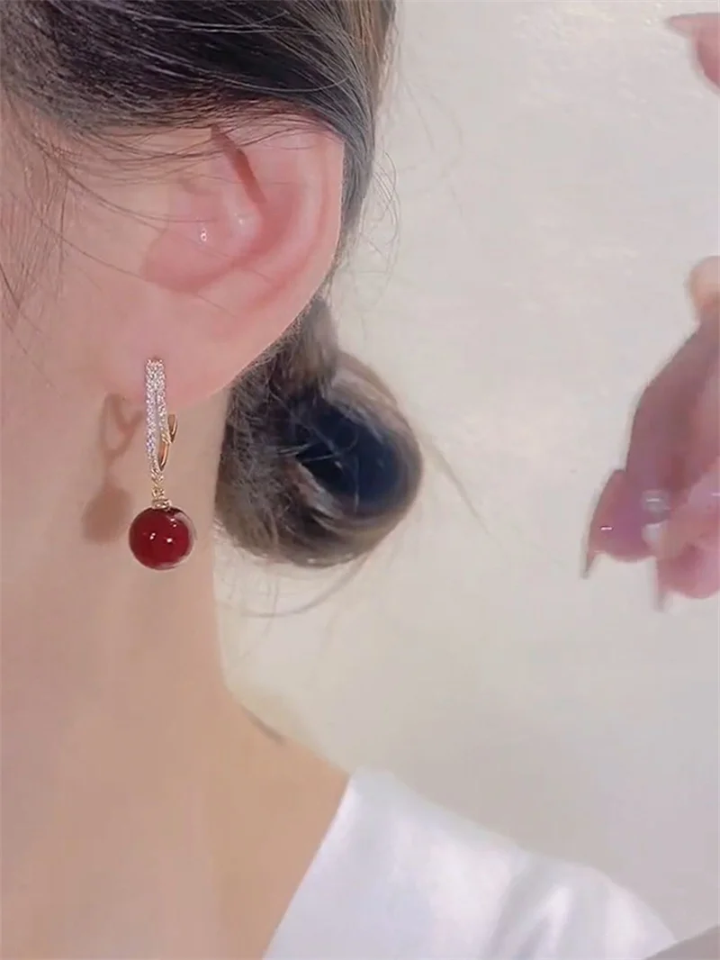 Красные висячие серьги с искусственным жемчугом