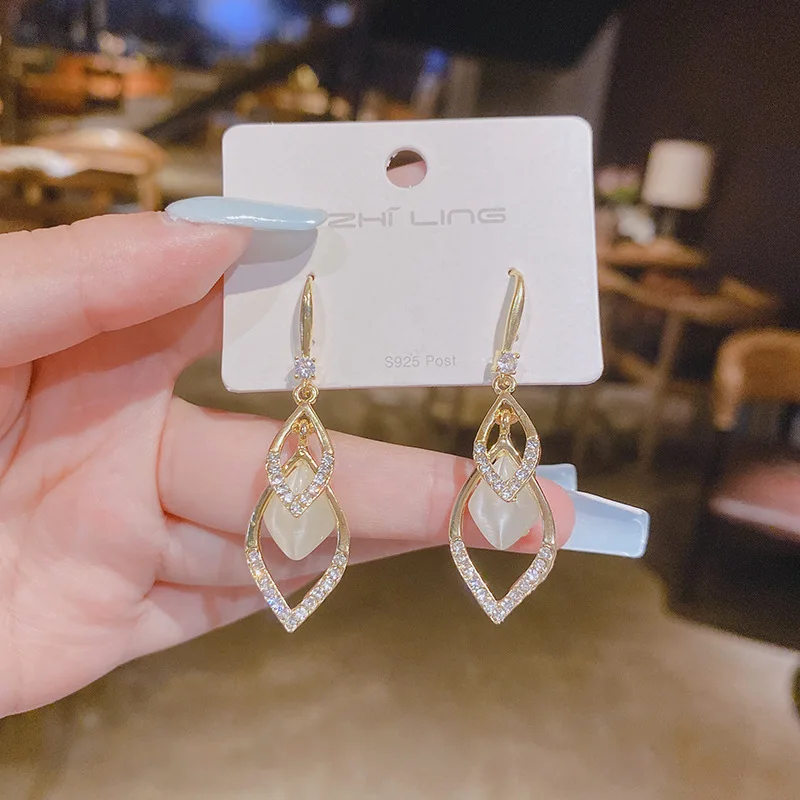 

South Korea Simple Cat's Eye Stone Diamond Earrings Female New Silver Needle Tide Temperament Niche Geometric Jewelry
