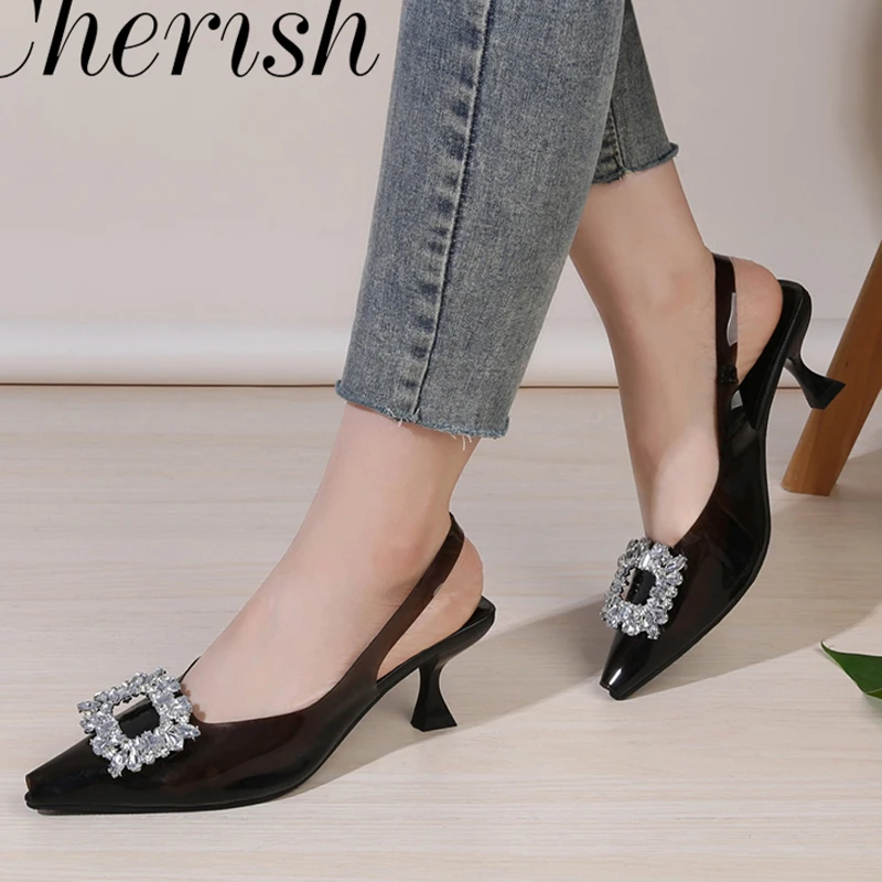 Женские босоножки Caystal на среднем каблуке с острым носком и ремешком пятке осень