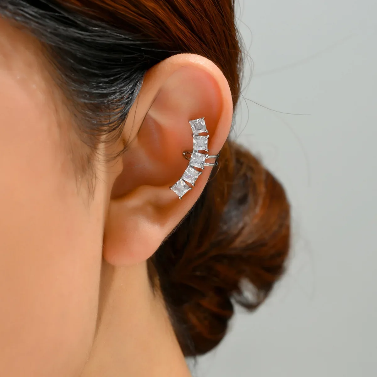 

JF 2023 Light Luxury Super Flash Square Zirconium Niche Design High-Grade Temperament Earless Ear Bone Clip Earrings