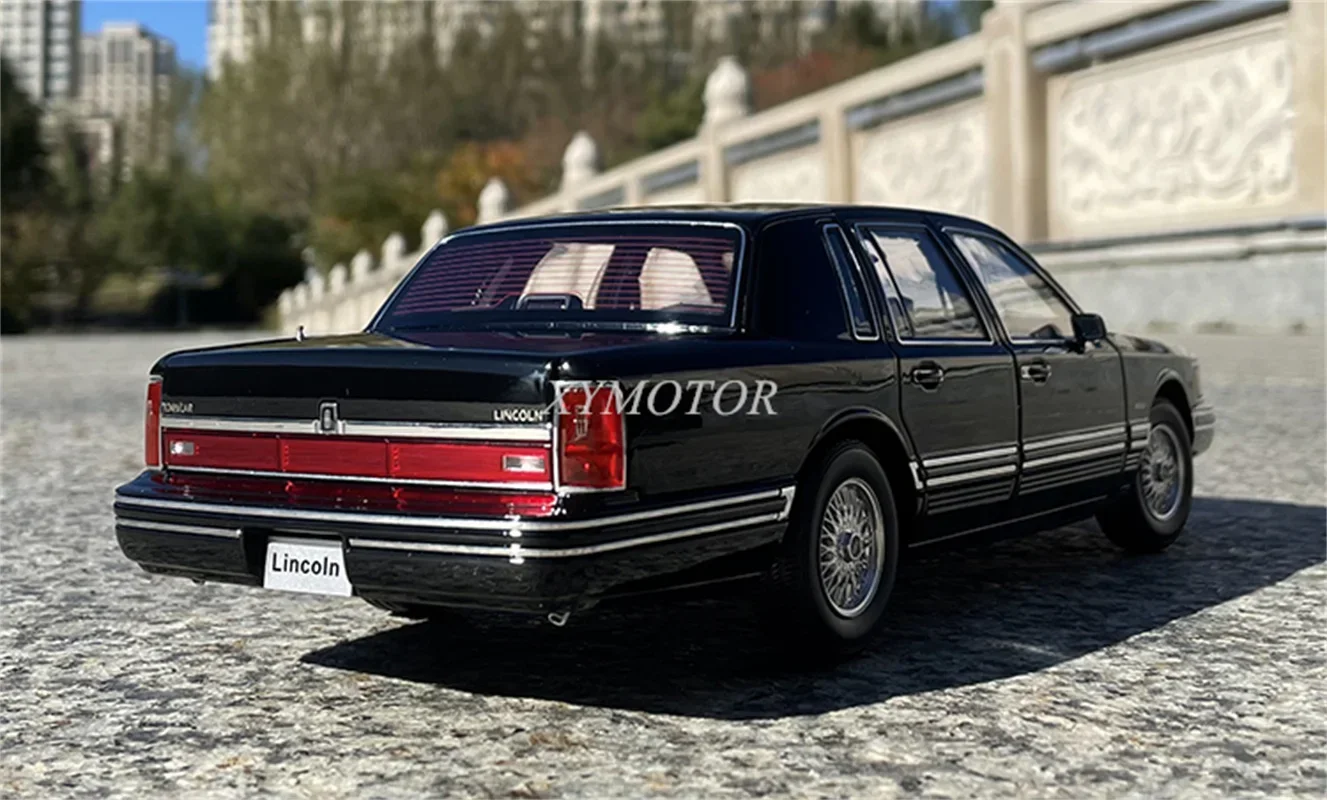 Фото 1:18 для Lincoln Town Car 1984, литая под давлением модель автомобиля второго поколения, черные игрушки, подарки для хобби, коллекция украшений №3