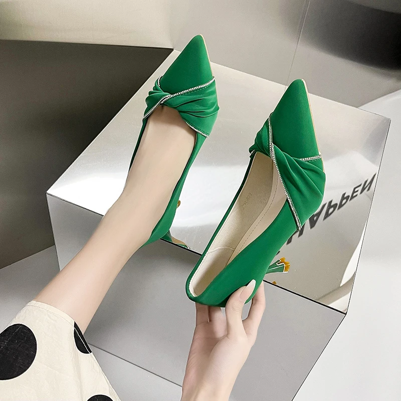 

Женские туфли-лодочки на шпильке с острым носком и бантом