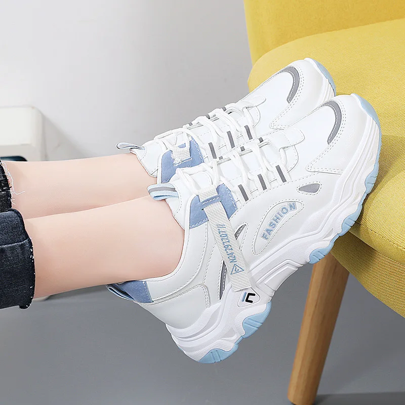 Толстые подошвы из натуральной кожи с поднятой внутренней высотой создают