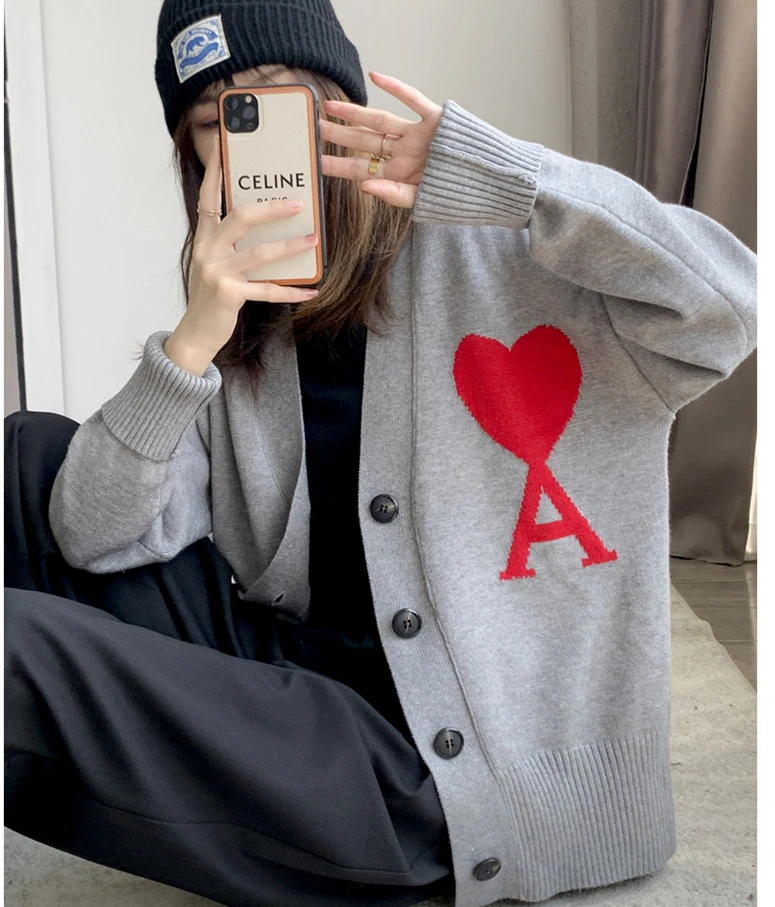 

Мужской и Женский вязаный кардиган, свободный свитер в Корейском стиле с длинными рукавами и надписью «Love A» с красными сердечками, модель ...
