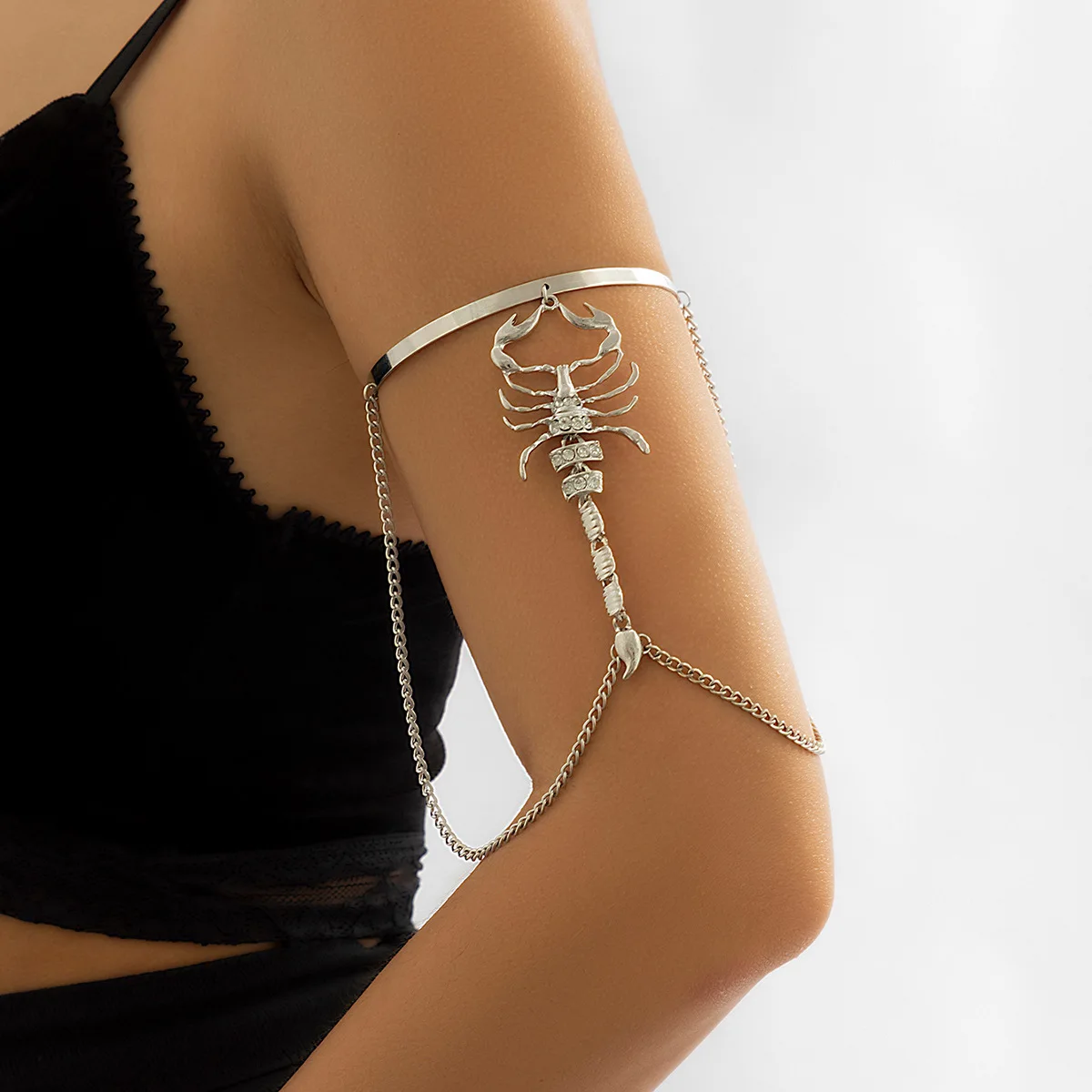 

Gothic Scorpion armband with creative retro geometric hand ornaments metal chain tassel arm chain
