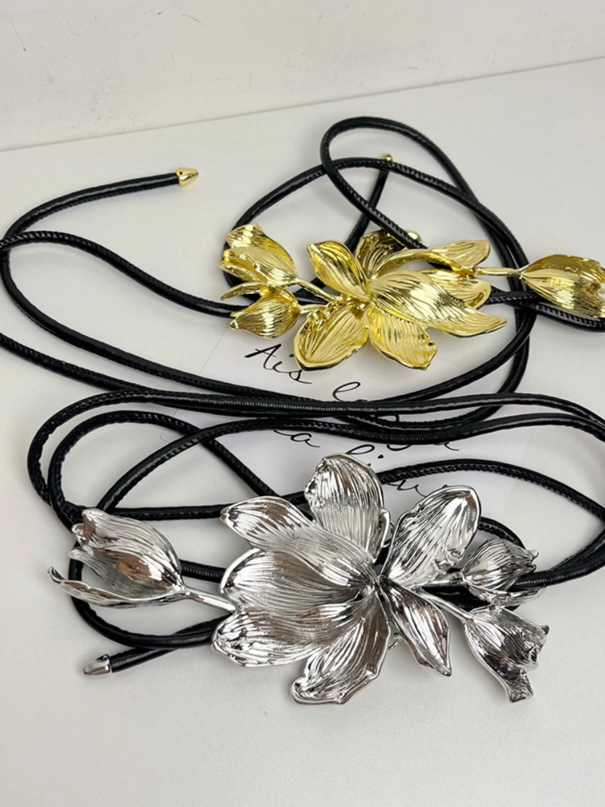 Винтажный пояс в стиле Chanel с золотым цветком тюльпана и черным кожаным шнуром