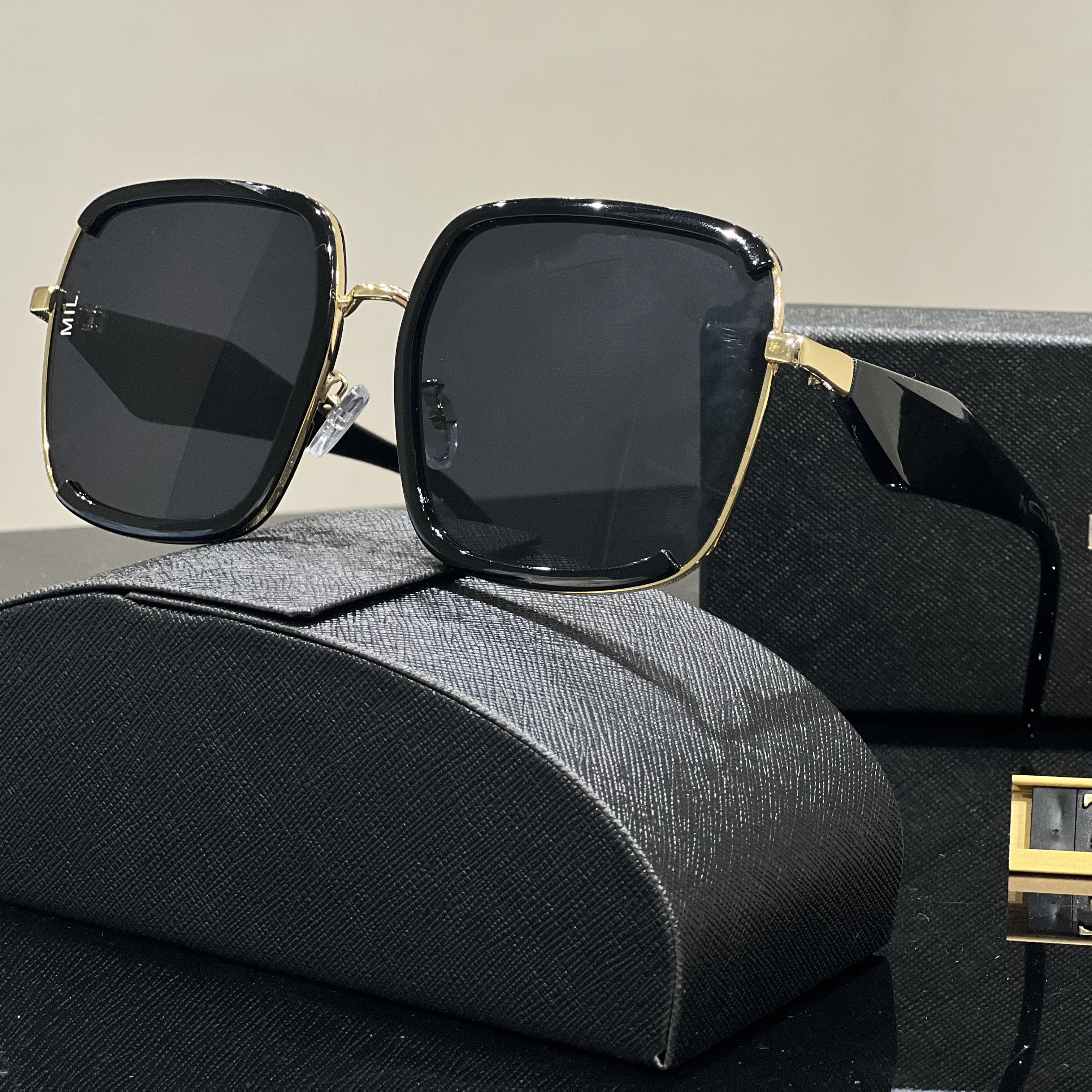 

DIKELANG Luxury Sunglass Frame for Women Men Great Sun Glasses Gafas Metal Leg Framele Beach Driving Trendy Girl Gifts UV400
