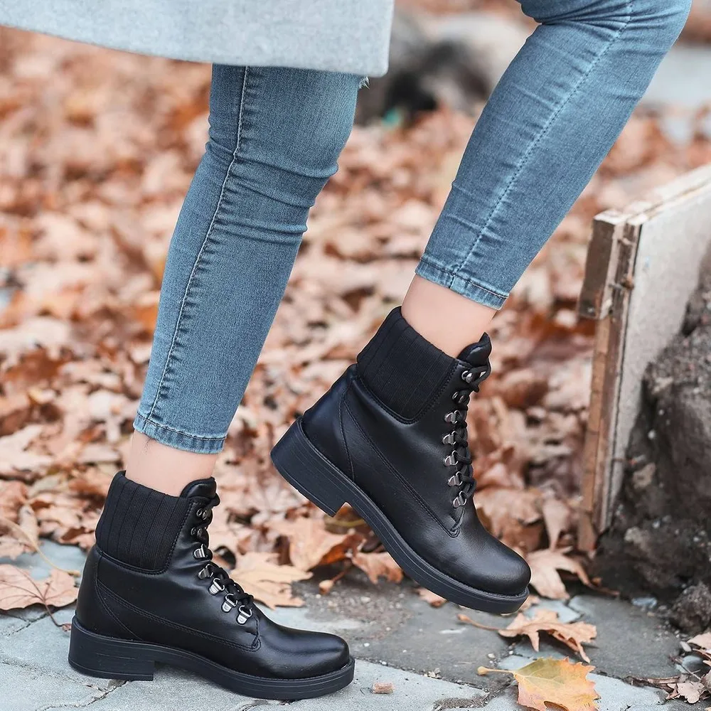 

Черная кожаная почтовая лодка Dorlie на шнуровке