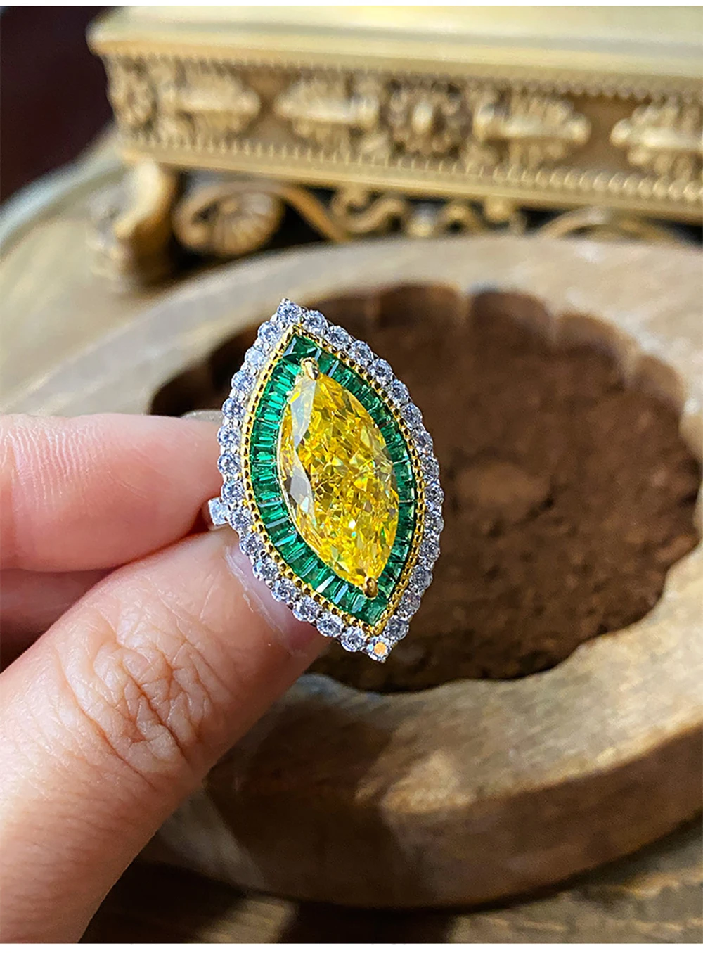 Кольцо женское из серебра 100% пробы с розовым кварцевым топазом 9 Х9 мм