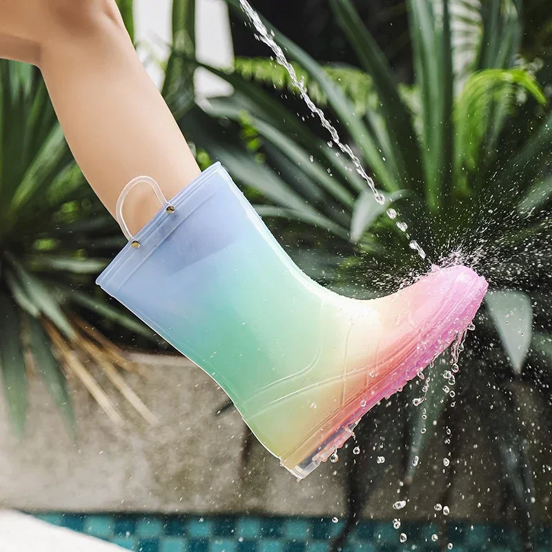 Женские радужные резиновые сапоги с прозрачным круглым носком на плоской