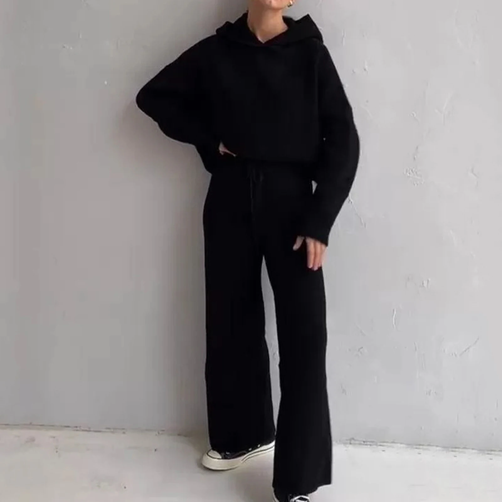 

Женский трикотажный комплект из толстовки и брюк на завязках