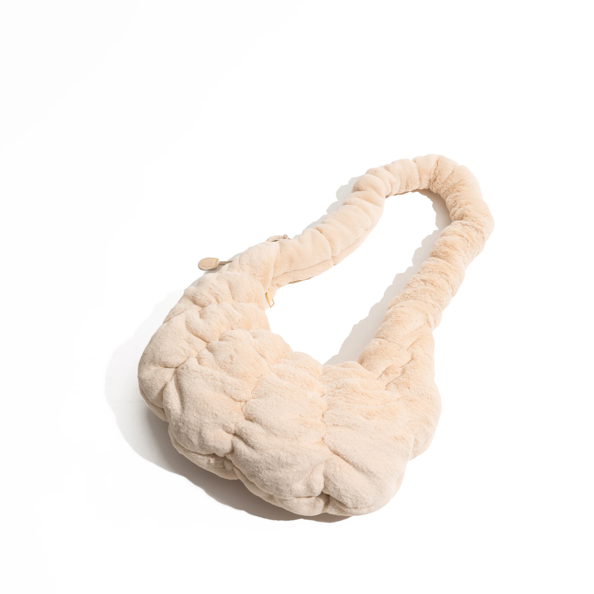 KOKOPEAS пушистая плиссированная сумка-хобо с кулиской однотонная мягкая меховая