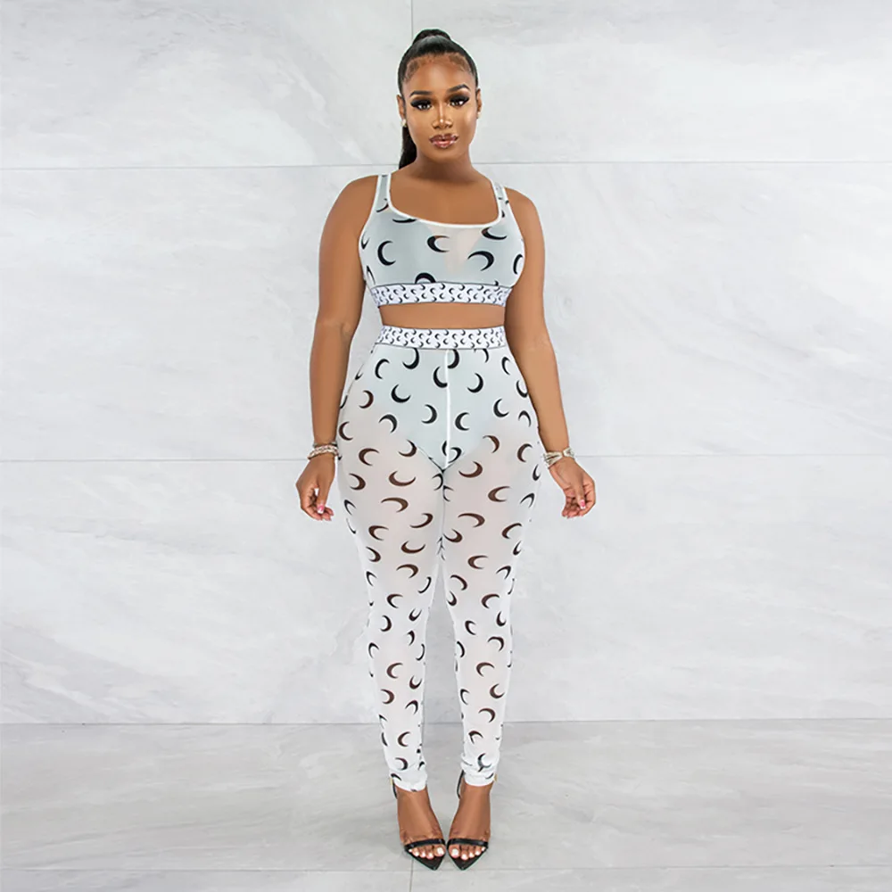 Пикантная майка с глубоким вырезом жилет принтом и облегающие прозрачные брюки